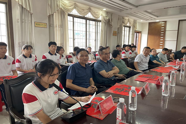 长沙民进会员组织开展“爱心行李箱”公益助学活动3