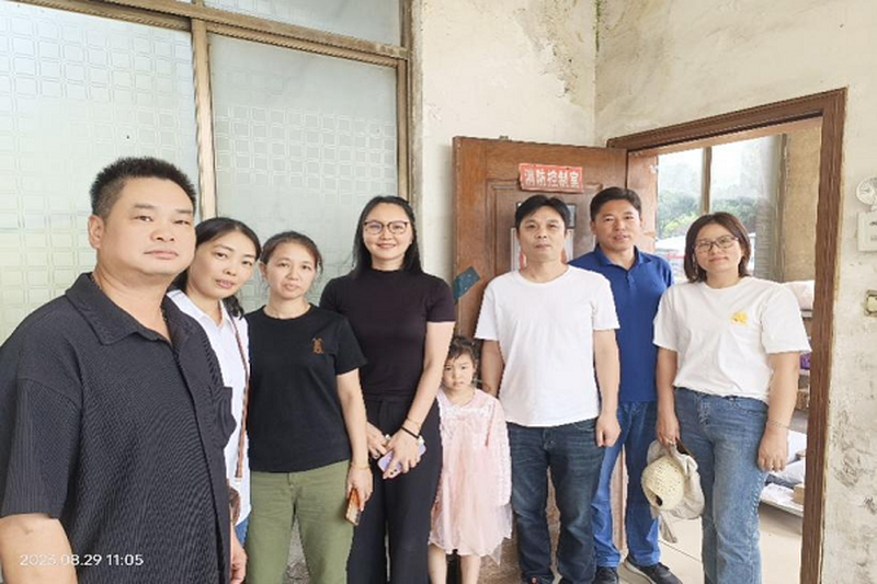 民进牵线搭桥 爱心涌动校园