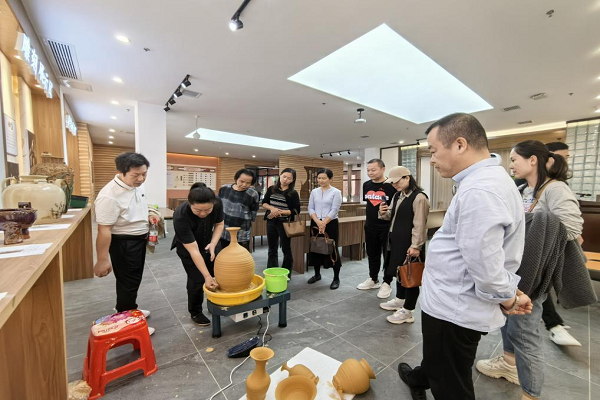 长沙民进开明书画院、文化艺术委员会赴望城铜官窑开展主题教育暨