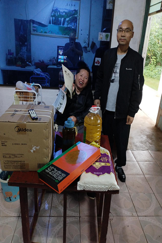 中秋国庆送温暖   爱心慰问暖人心