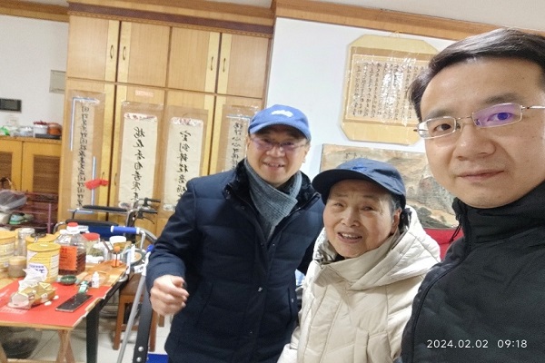 “组织的关怀，让我越活越有劲头！”——民进雅礼支部看望慰问老