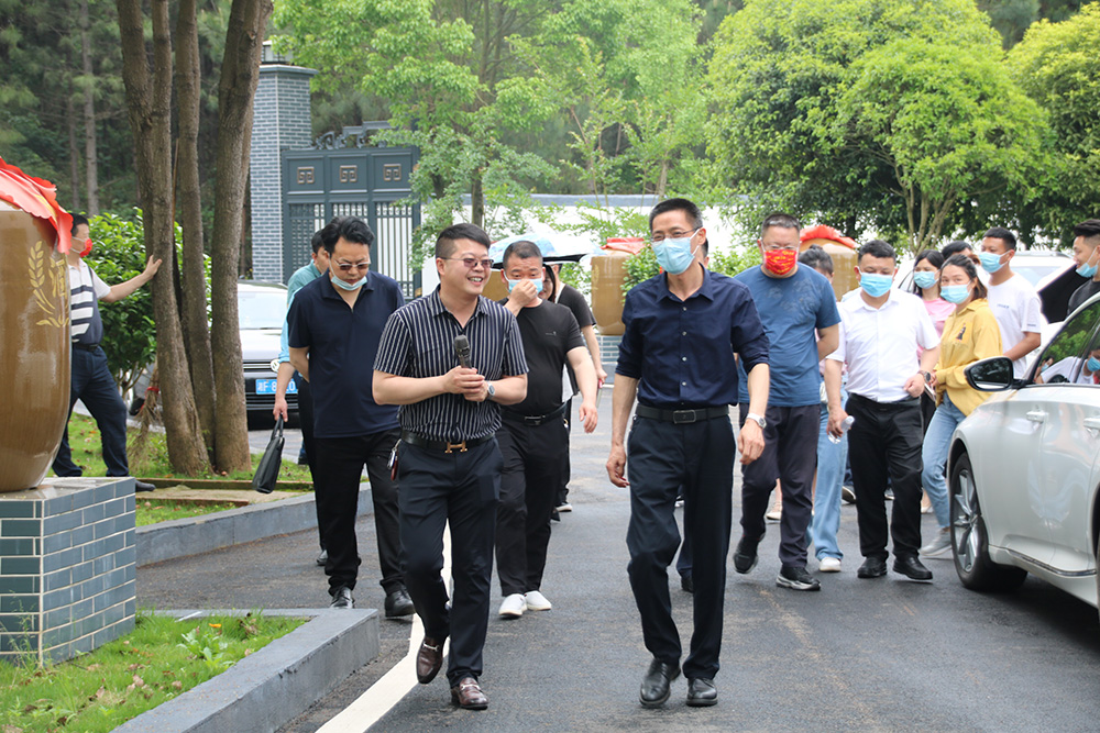 岳阳市民政局陈平刚局长一行莅临我厂指导工作