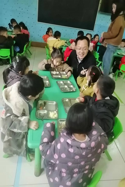 民进会员刘建良的人生厚度1与幼儿园小朋友亲切交流