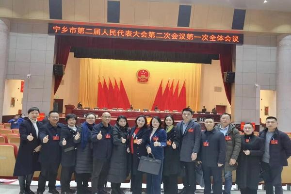 民进会员刘建良的人生厚度3参加宁乡市政协会议，右三为刘建良会