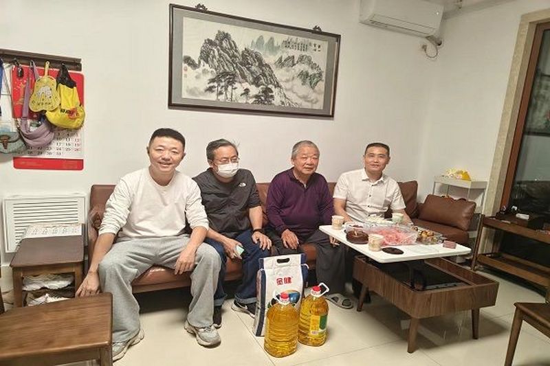 综合总支重阳敬老行，温暖走访显真情