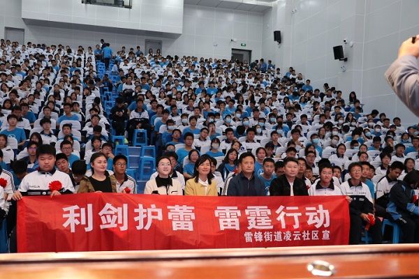 长沙民进法律服务中心赴麓山梅溪湖实验中学开展普法活动 (2)