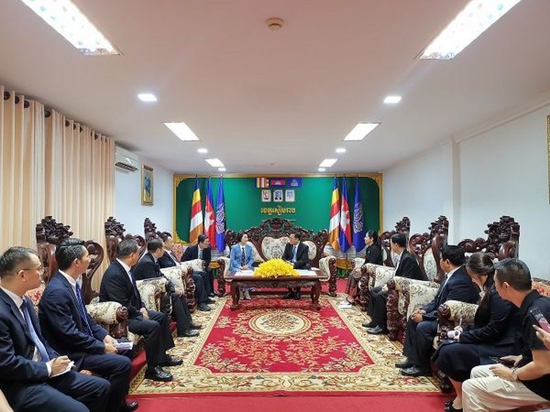 民进湖南省委会副主委、民进长沙市委会主委李平  女士一行莅临柬埔寨华清国际学校调研指导工作