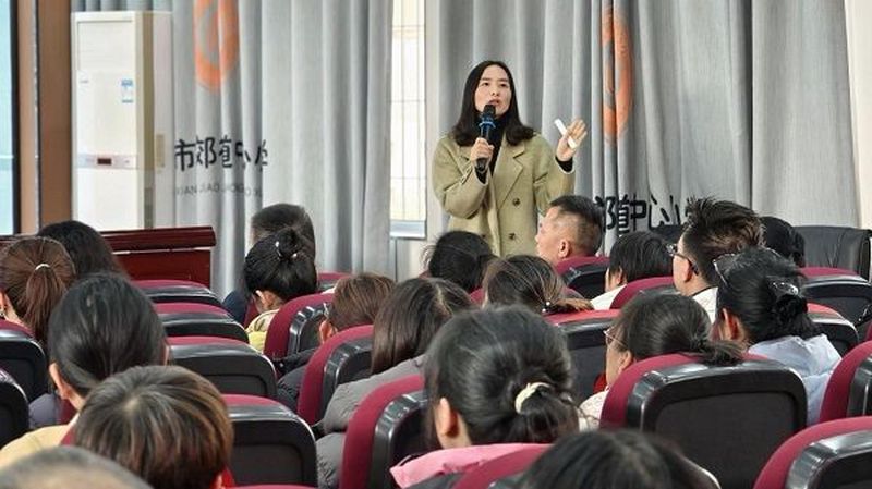 幸福新宁乡·父母大讲堂  ——民进宁乡市工委家庭教育宣讲活动在城郊中小举行
