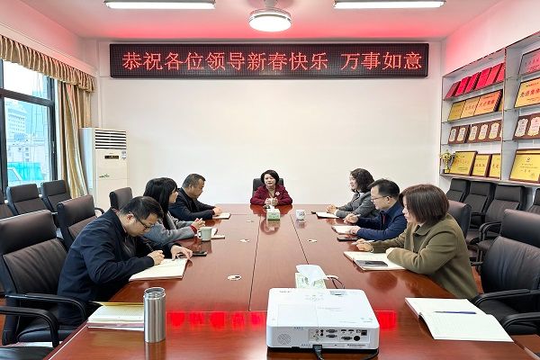 送祝福、鼓干劲  ——李平新年上班第一天慰问机关干部1
