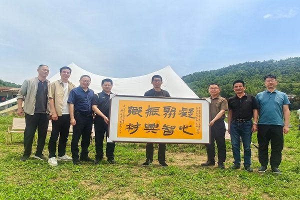 民进雨花区工委一支部开展“党派凝心聚智 共谱美丽乡村”玫瑰园