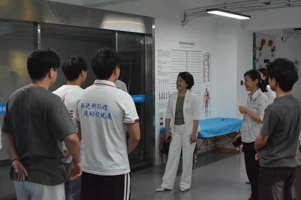 图片1图为参观体育保健专业实训基地