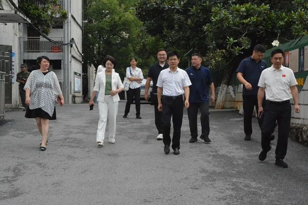 图片2图为参观军士教育学院