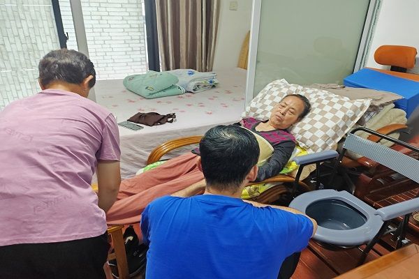 民进雨花区工委雅礼支部看望慰问高龄会员1 - 副本