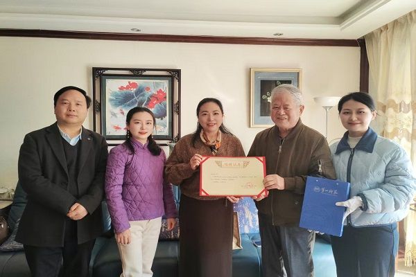 民进湖南第一师范学院支部“寻访老会员”获赠毛泽东恩师珍贵墨宝