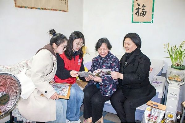 民进湖南农业大学支部女会员用书香和关爱温暖三月2 民进湖南农业大学支部女会员用书香和关爱温暖三月2
