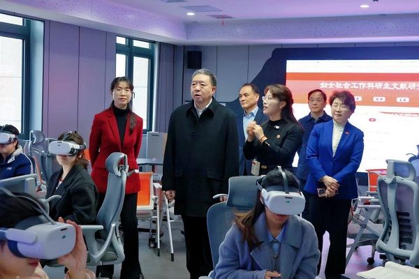 民进会员刘海云向省政协调研组介绍湖南女子学院民生保障与数智康 民进会员刘海云向省政协调研组介绍湖南女子学院民生保障与数智康